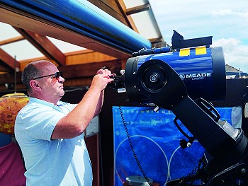 Man steht hinter einem Horoskop