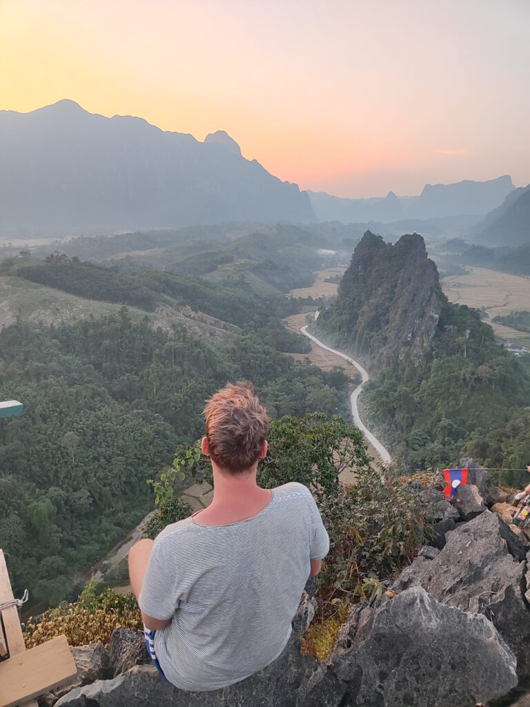 Sebastian Leisgang sitzt auf dem Berg