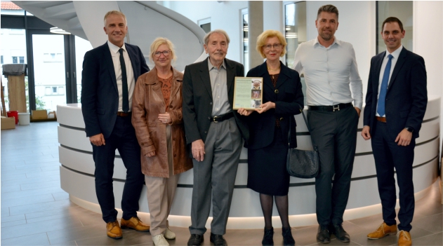 Gruppenbild Bankmitarbeiter mit Kunden