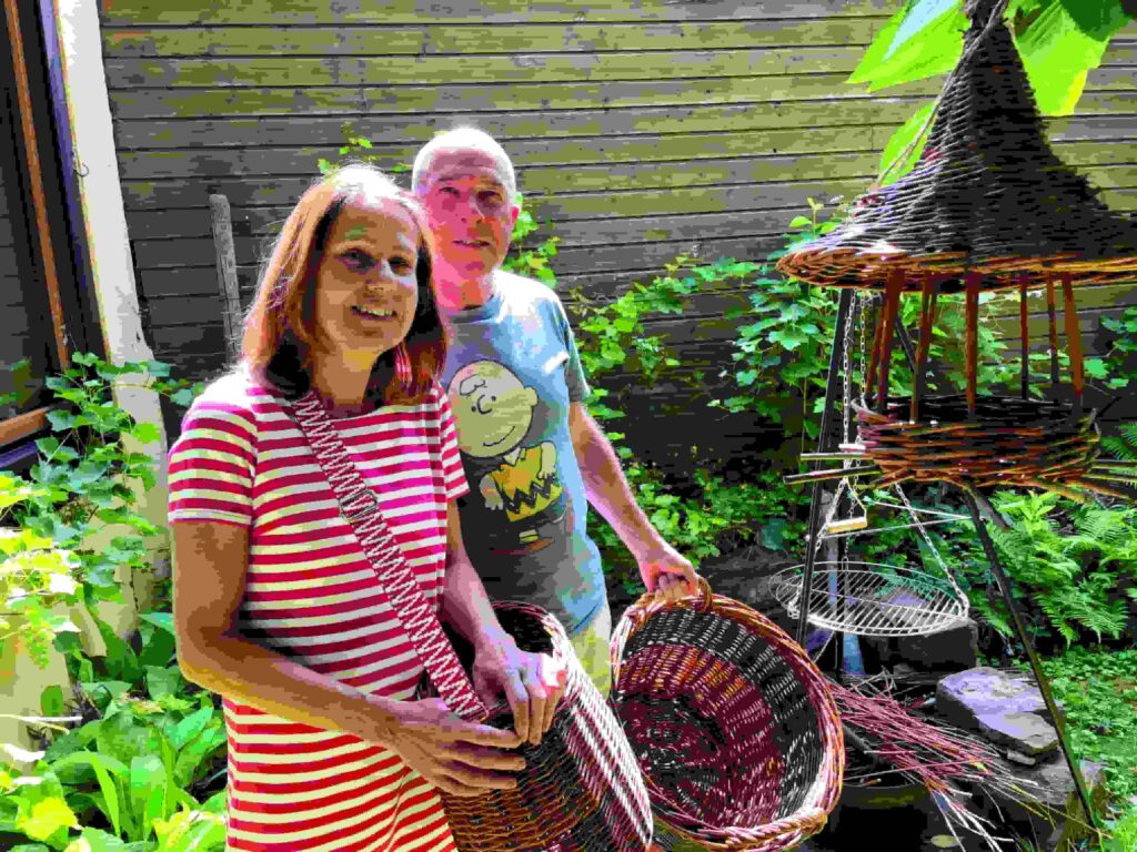 Frau und Mann in Aktion beim Korbflechten