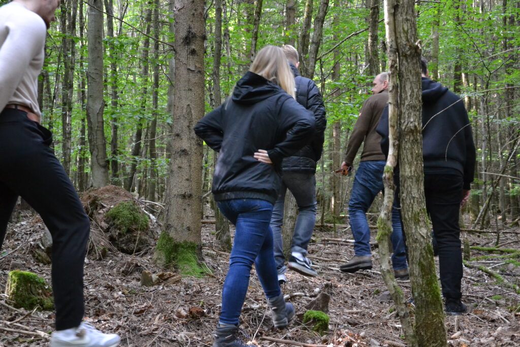 Menschen im Wald